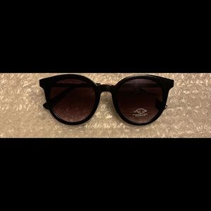 OSCAR BY OSCAR DE LA RENTA. 100% UV protection.